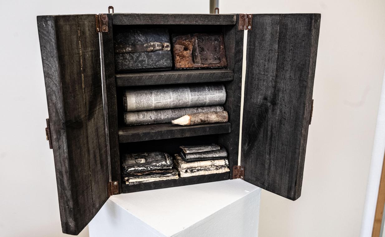 <p>Die monoton gehaltenen Kunstwerke von Simone Huby bilden interessante Kontraste.</p>