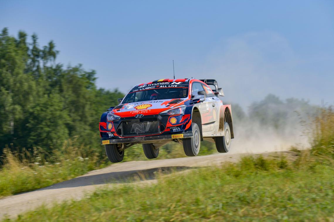 <p>Thierry Neuville (Hyundai) unterwegs auf den schnellen WP in Estland.</p>