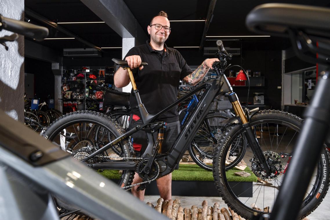 <p>„Viele Leute die jetzt auf dem Rad sitzen, würden das nicht tun, wenn es kein E-Bike wäre. So werden die Menschen wieder an Bewegung und Sport herangeführt“, ist Gino Keppens von „Eupen Pneus“ überzeugt.</p>