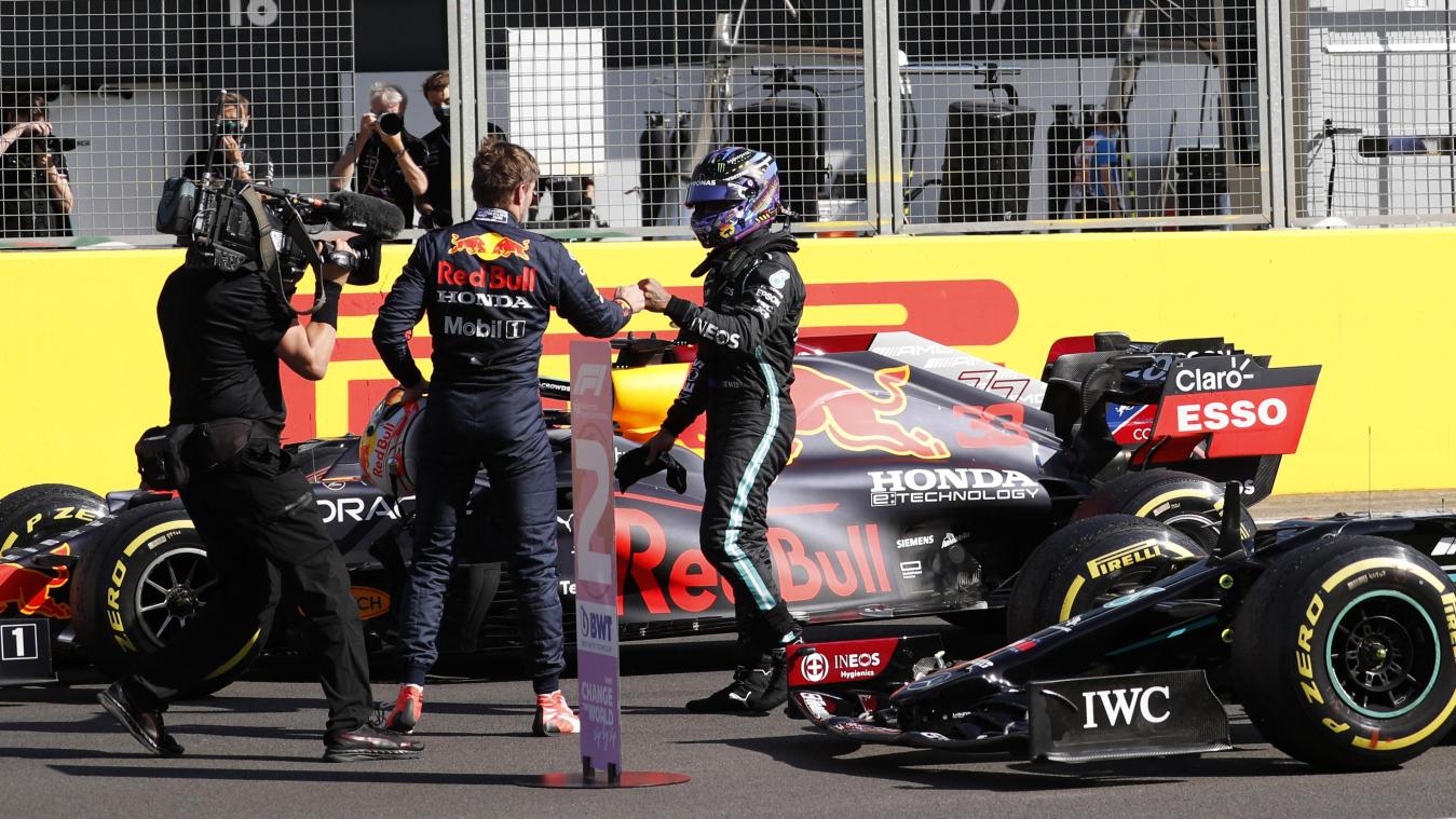 <p>Nochmal alles gut gegangen: Max Verstappen (links) und Lewis Hamilton geben sich nach dem Rennen ein „Fäustchen“.</p>