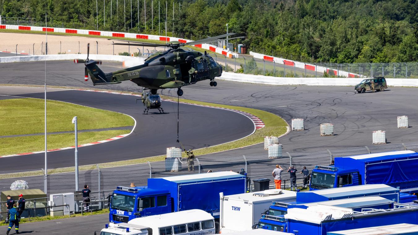 <p>Ein Helikopter NH90 der Bundeswehr nimmt am Nürburgring Hilfsgüter auf. Massive Regenfälle haben in Rheinland-Pfalz für verheerende Überschwemmungen gesorgt, Bundeswehr und Hilfsorganisationen sind mit zahlreichen Helferinnen und Helfern vor Ort.</p>