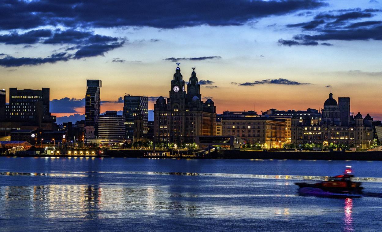 <p>Die blaue Stunde kurz bevor die Sonne hinter der Liverpooler Uferpromenade über dem Fluss Mersey aufgeht.</p>