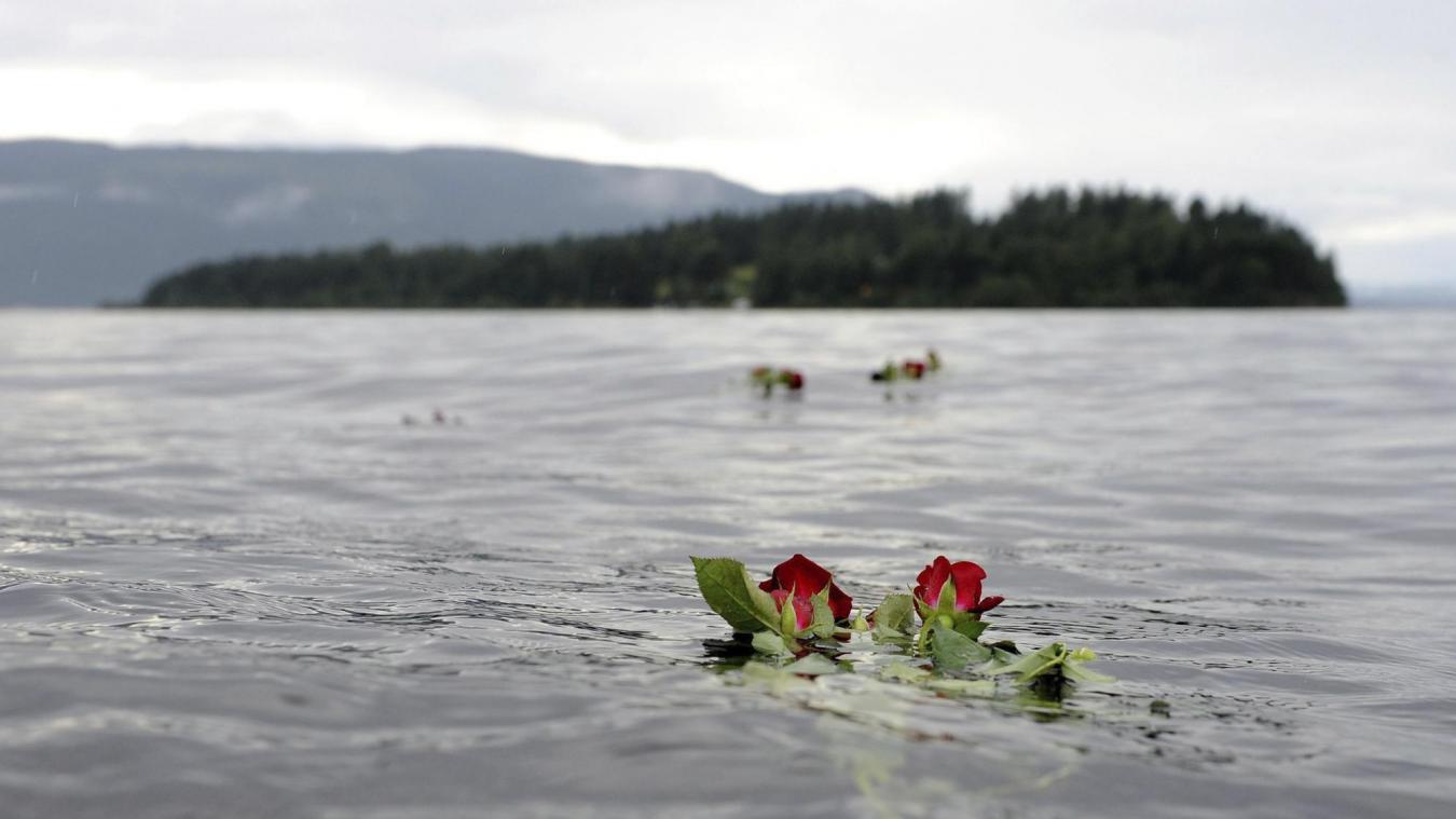 <p>Eine Rose schwimmt im Gedenken an die Opfer des Anschlags des norwegischen Massenmörders Anders Behring Breivik vor der Insel im Wasser.</p>