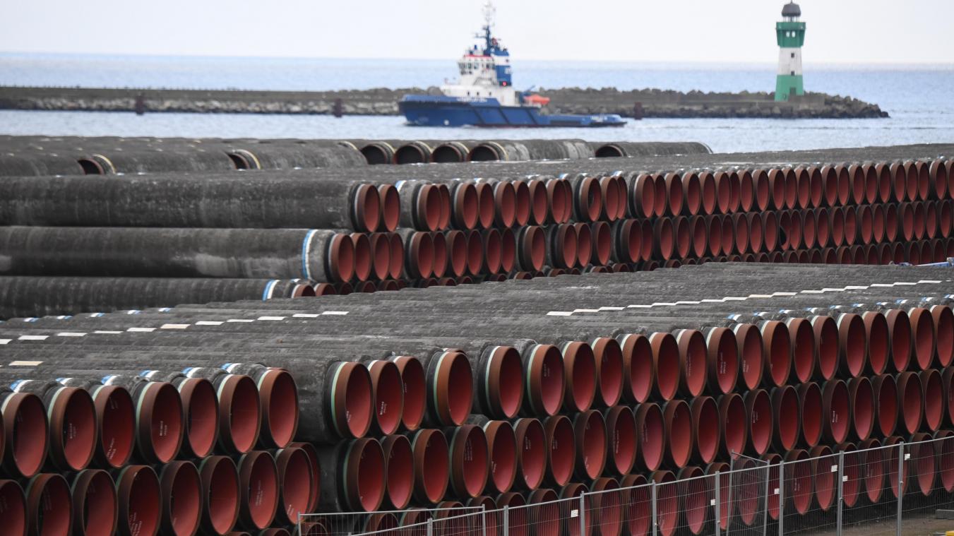 <p>Rohre für den Bau der Erdgaspipeline Nord Stream 2 von Russland nach Deutschland werden im Hafen Mukran auf der Insel Rügen gelagert.</p>