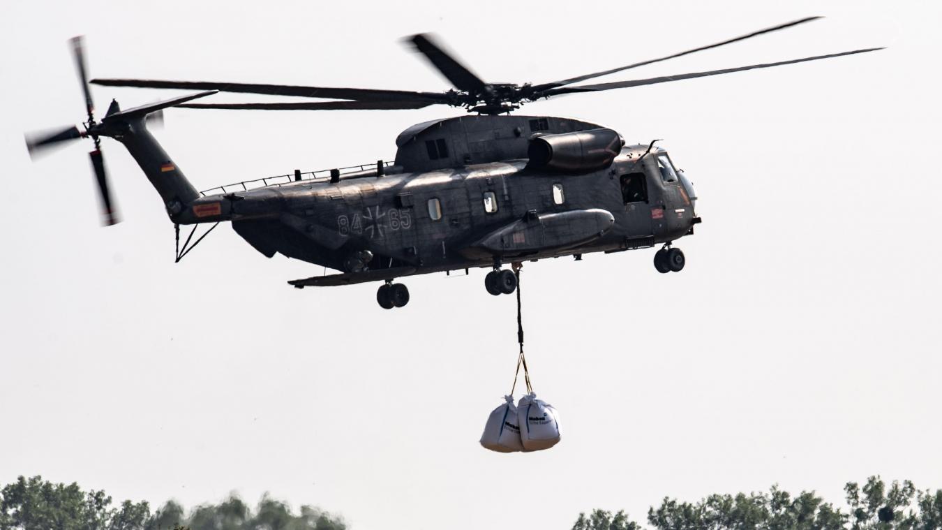 <p>Erftstadt: Ein Transporthubschrauber CH-53 der Bundeswehr fliegt sogenannte Big-Bag in den Ortsteil Blessem. Die mit Kies befüllten Plastiksäcke sollen in die Erft gesetzt werden, um dort das Wasser anzustauen.</p>
