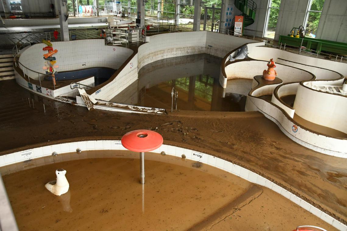 <p>Sieht aus, als sei es seit Jahren verlassen: das Eupener Wetzlarbad nach der verheerenden Flut.</p>