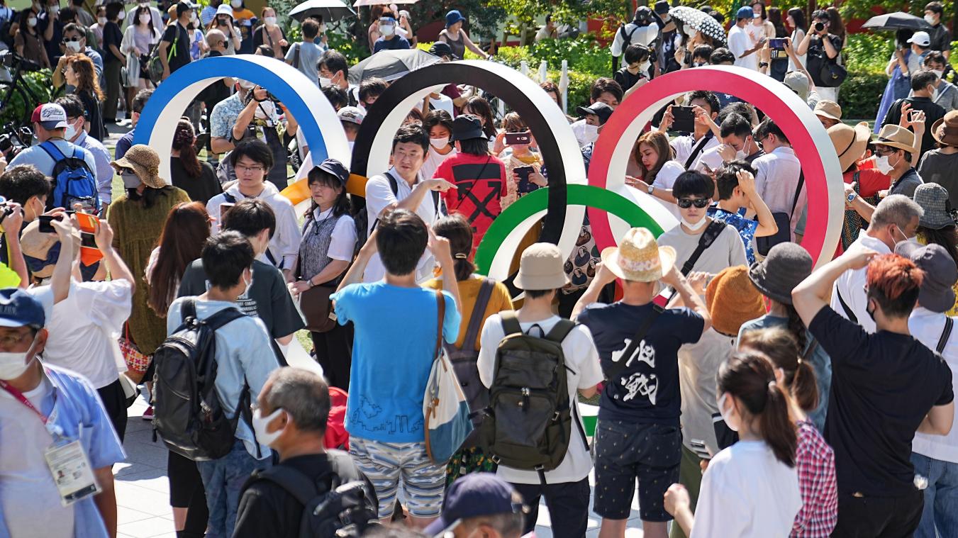 <p>Die Eröffnungsfeier im Olympiastadion steht bevor: Zahlreiche Menschen fotografieren die Olympischen Ringe vor dem Stadion in Tokio.</p>