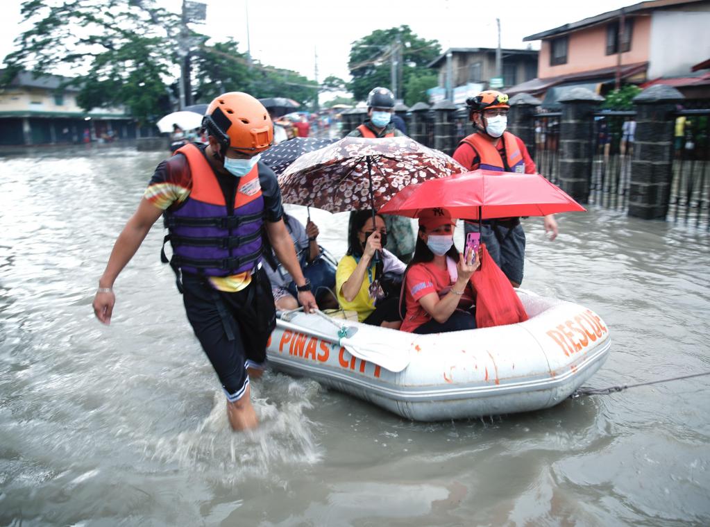 <p>Starkes Erdbeben in Manila: Im Monsunregen flüchteten die Menschen nach draußen. Es wurden bislang nur geringe Sachschäden gemeldet.</p>