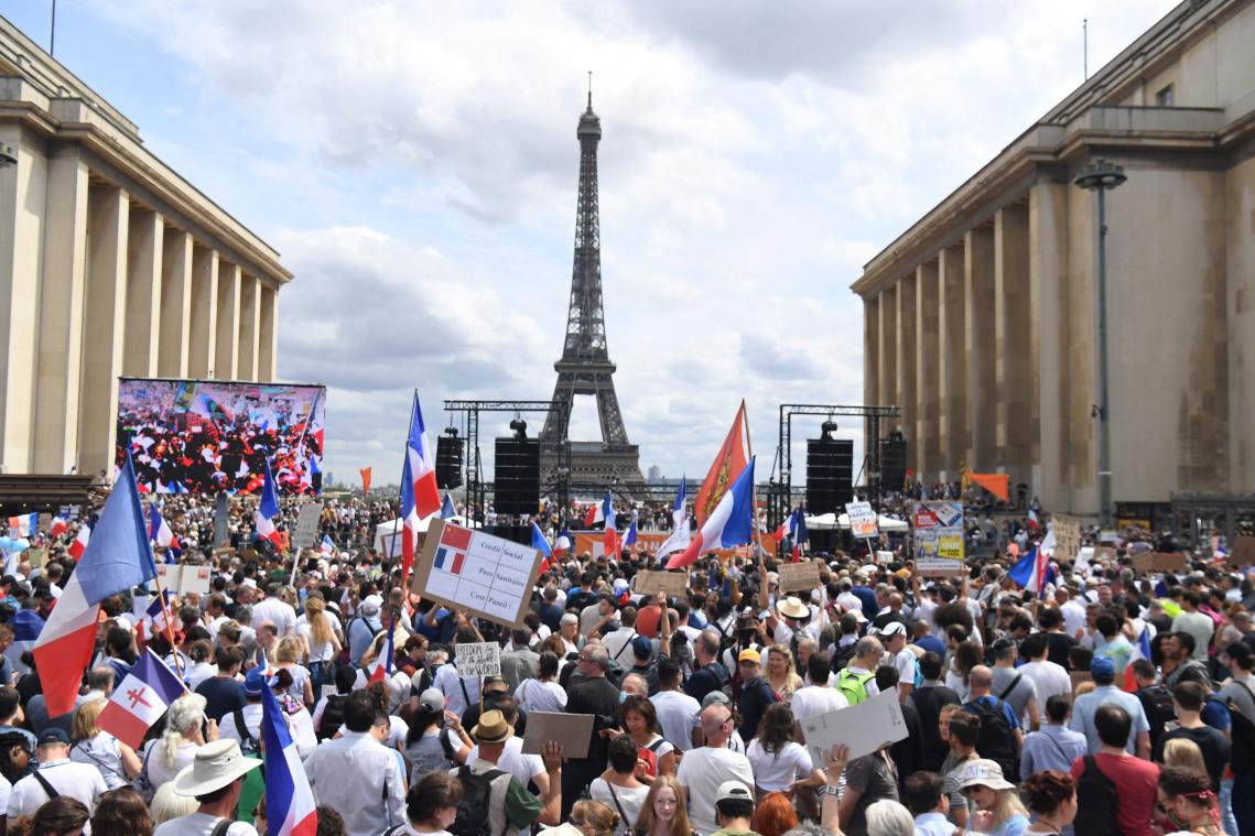 <p>Demonstranten nehmen auf der „Droits de l'homme“-Esplanade am Trocadero-Platz an einem Protest gegen die Impfpflicht für bestimmte Arbeitszweige und den von der Regierung geforderten obligatorischen Impfass teil.</p>