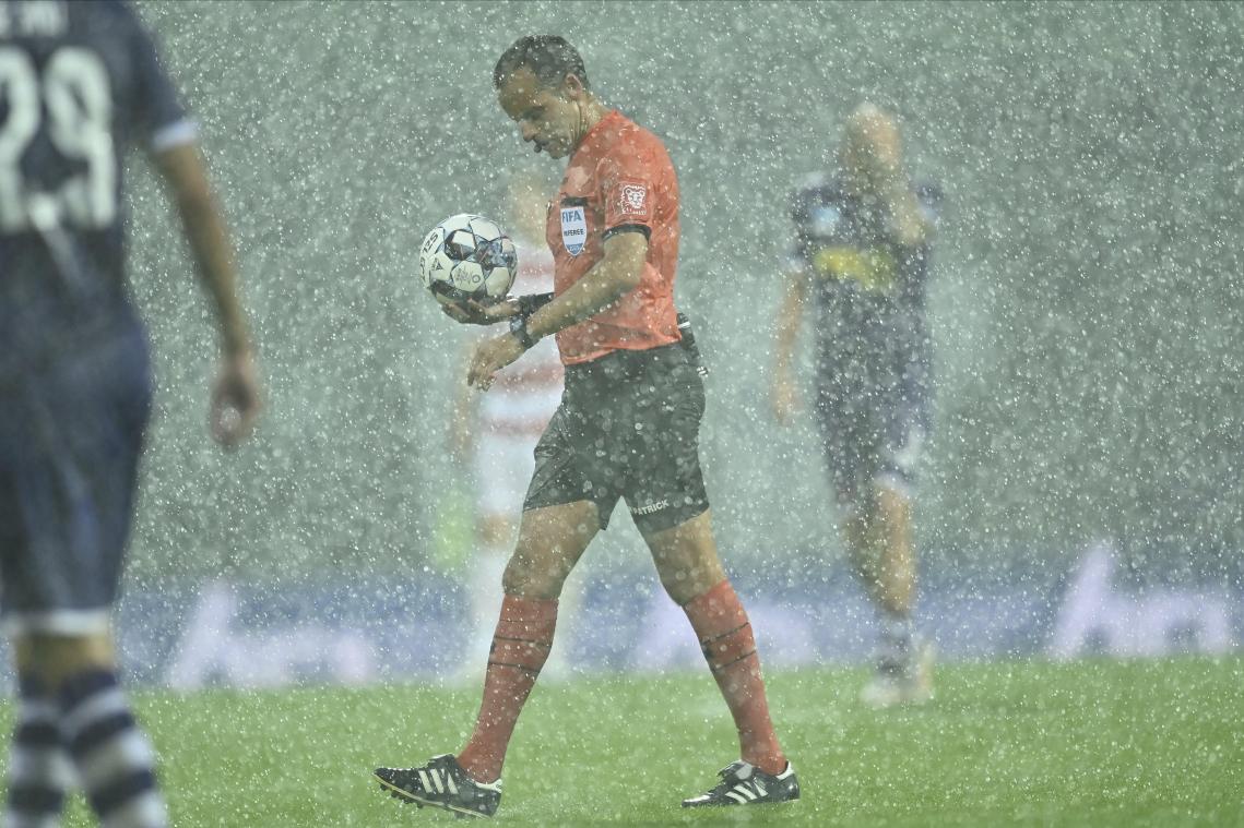 <p>Schiedsrichter Alexandre Boucaut brach die Begegnung Beerschot-Cercle Brügge in der 55. Minute beim Spielstand von 0:1 wegen heftiger Regenfälle ab.</p>