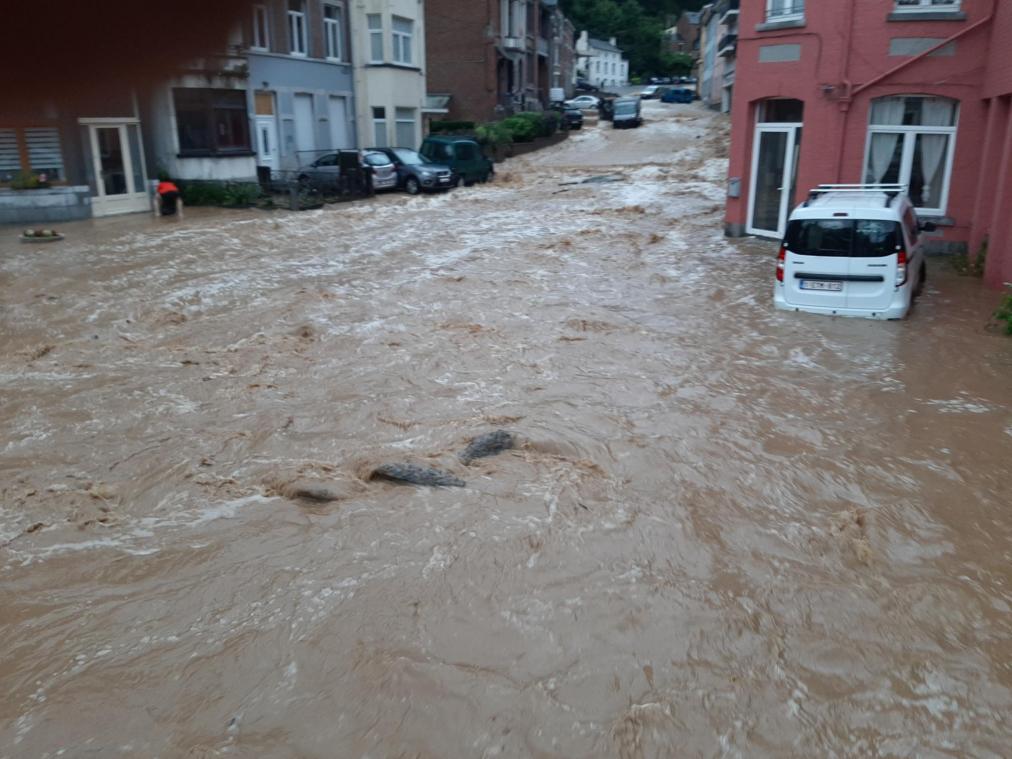 <p>Dieses Foto von den Überschwemmungen in Dinant postete Bürgermeister Richard Fournaux am Samstagabend in den sozialen Netzwerken.</p>