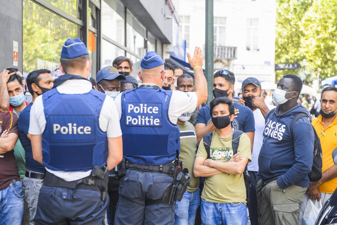 <p>Papierlose strömten in Massen zu der „Neutralen Zone“ in Brüssel. Die Polizei musste eingreifen. Ab heute werden nur noch diejenigen empfangen, die an dem 60-tägigen Hungerstreik teilgenommen hatten.</p>