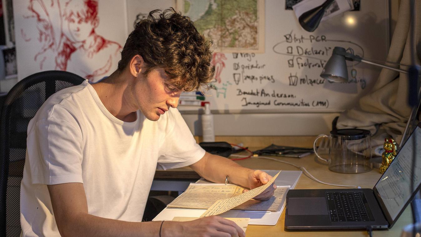 <p>Julien Kartheuser in seinem Arbeitszimmer in Brüssel: Vor ihm Feldpostbriefe seines verschollenen Urgroßvaters, im Hintergrund eine Landkarte und eine seiner Zeichnungen.</p>