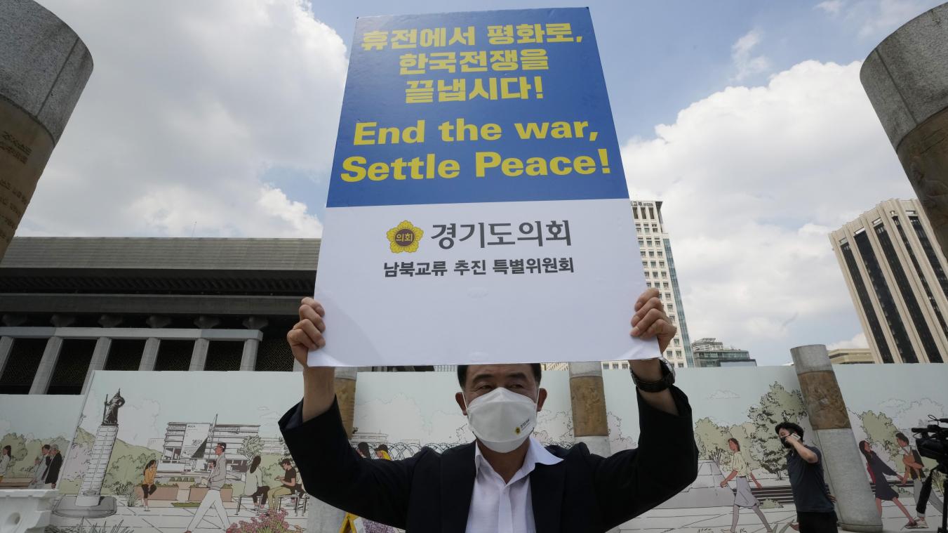<p>Ein Mann steht mit einem Plakat auf der Straße und fordert den Frieden auf der koreanischen Halbinsel in der Nähe der US-Botschaft in Seoul, Südkorea. Süd- und Nordkorea haben ihre direkten Verbindungskanäle nach monatelanger Unterbrechung wiederhergestellt.</p>