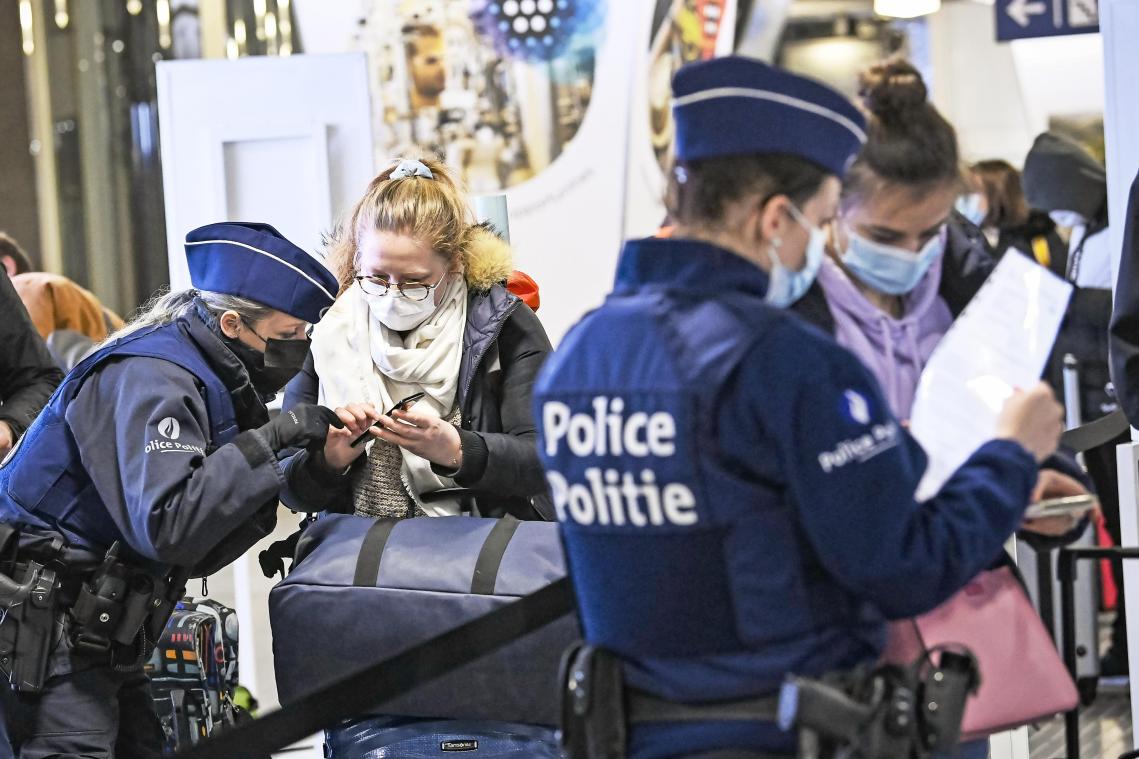 <p>Am Brüsseler Südbahnhof kontrolliert die Polizei die PLF-Formulare von Reisenden.</p>