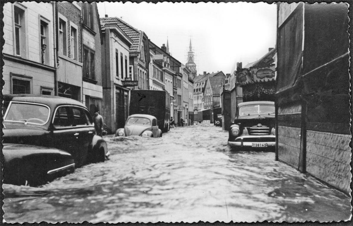 <p>Ein stundenlanges Gewitter mit anhaltenden Regengüssen setzte am 24. Juni 1953 die halbe Oberstadt und damit auch die Kirmes unter Wasser. Überschwemmungen und Hochwasser hatte es immer wieder gegeben, aber bis zu diesem Zeitpunkt nicht in dieser Größen- und Mengenordnung.</p>