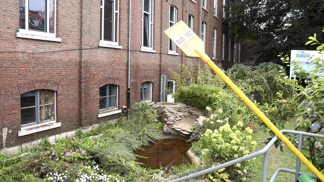 <p>An der Fassade des Institutes Saint Joseph ist zwei Wochen nach der Flut zu erkennen, wie hoch das Wasser war.</p>