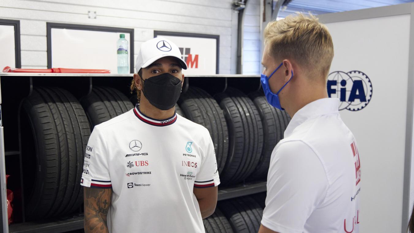 <p>Lewis Hamilton (l.) im Gespräch mit Mick Schumacher</p>