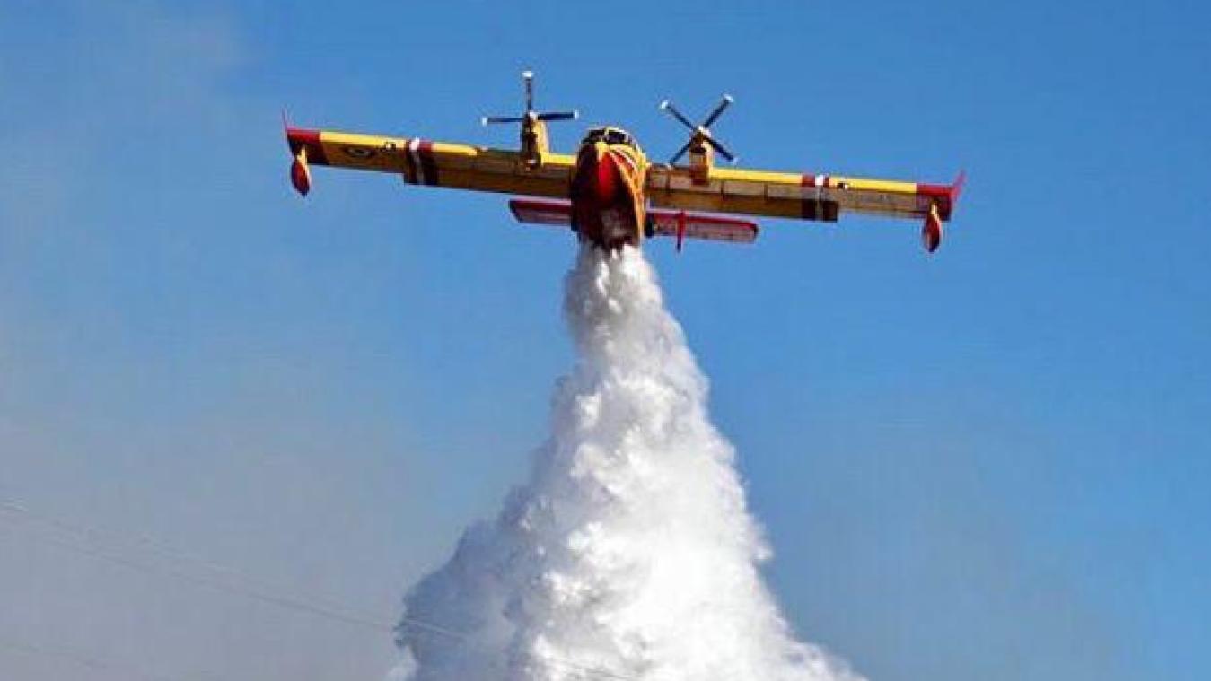 <p>Ein Löschflugzeug der nationalen italienischen Flotte lässt Wasser über einem Waldbrand ab.</p>