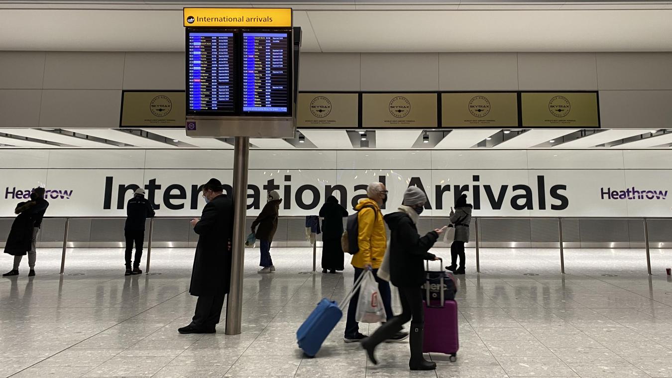 <p>Passagiere gehen durch die Ankunftshalle von Terminal 5 am Londoner Flughafen Heathrow, nachdem sie in Großbritannien angekommen sind.</p>