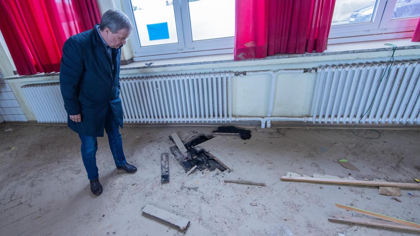 <p>Armin Laschet, Ministerpräsident von Nordrhein-Westfalen, Bundesvorsitzender und Kanzlerkandidat der CDU, besucht im Rahmen einer Reise in die Hochwassergebiete die Swistbachschule in Swisttal-Heimerzheim und steht in einem Klassenraum.</p>