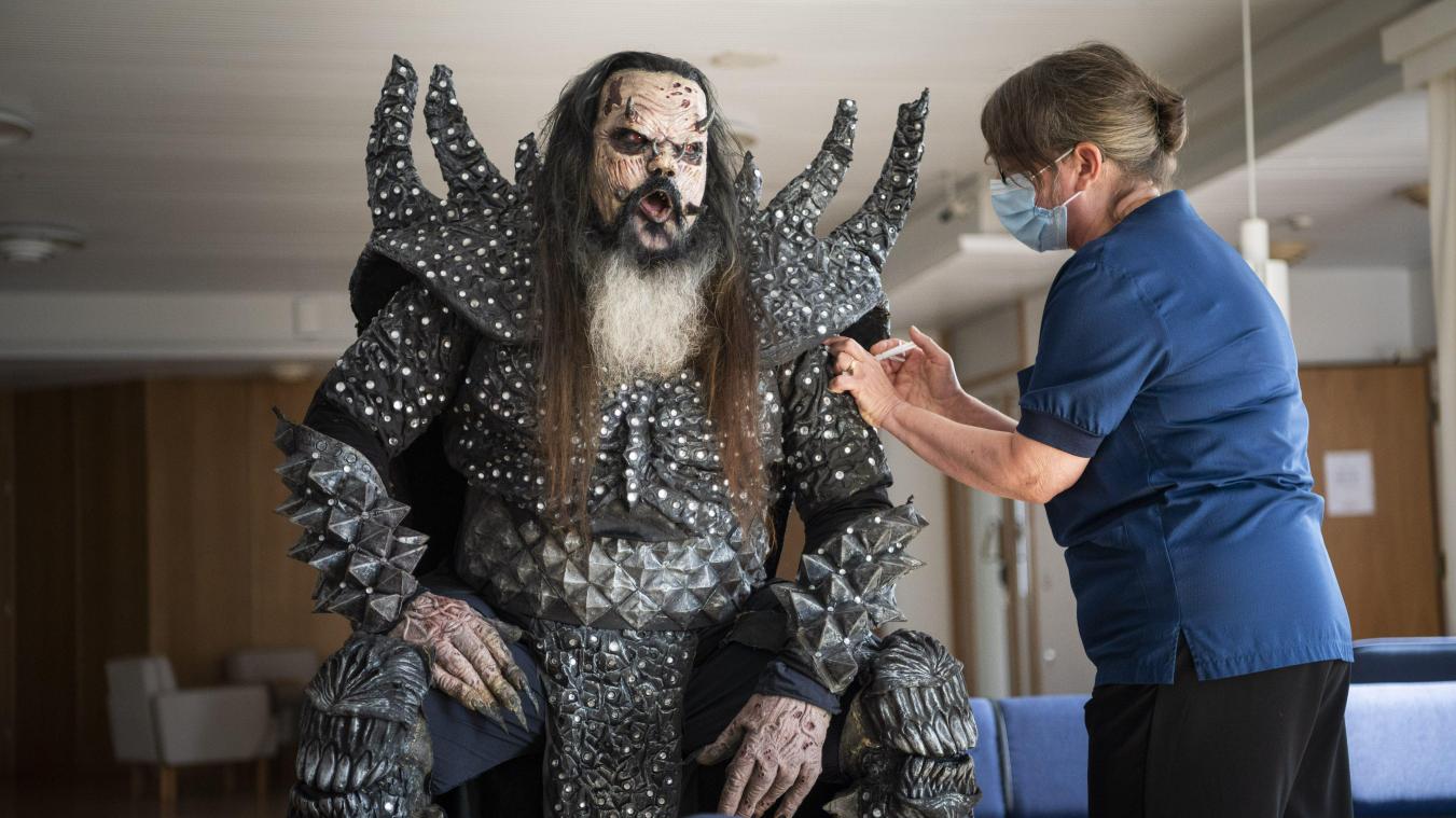 <p>Mr. Lordi, Sänger der finnischen Hard-Rock-Band Lordi, wird von der Krankenschwester Paula Ylitalo die zweite Dosis eines Corona-Impfstoffs injiziert.</p>