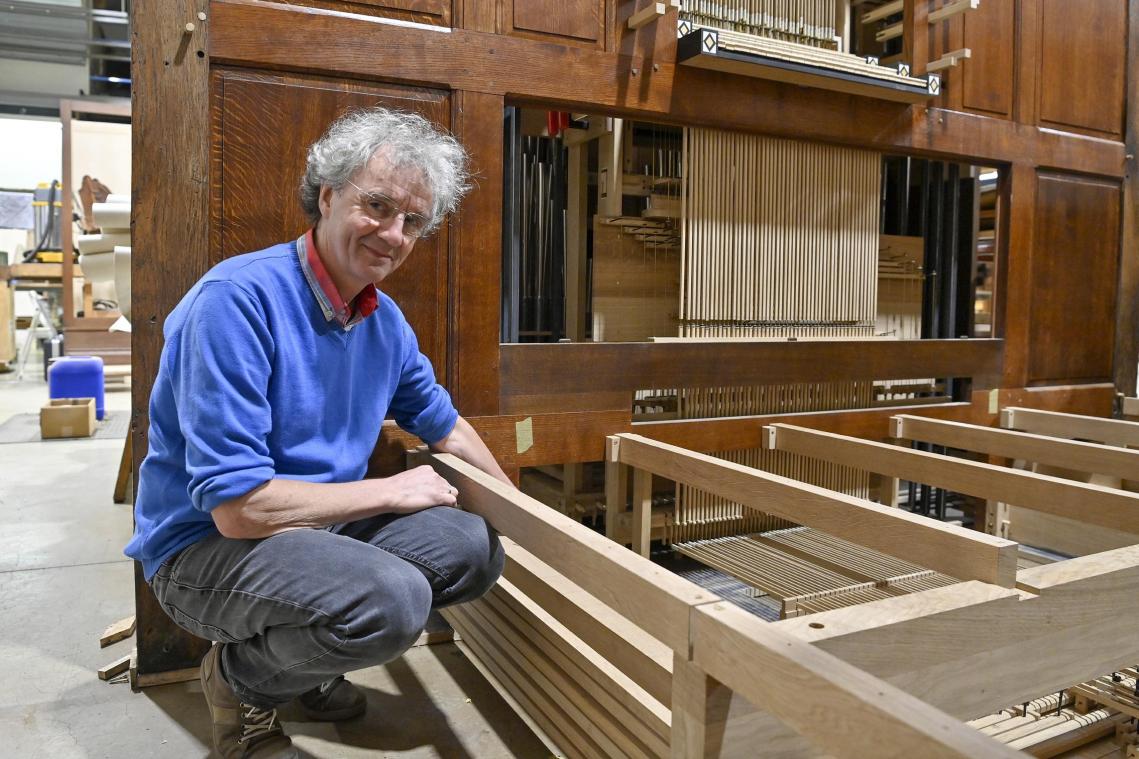 <p>Orgelbauer Guido Schumacher weist auf einen Schaden hin, den die Flutwasserkatastrophe an einem Instrument verursacht hat.</p>