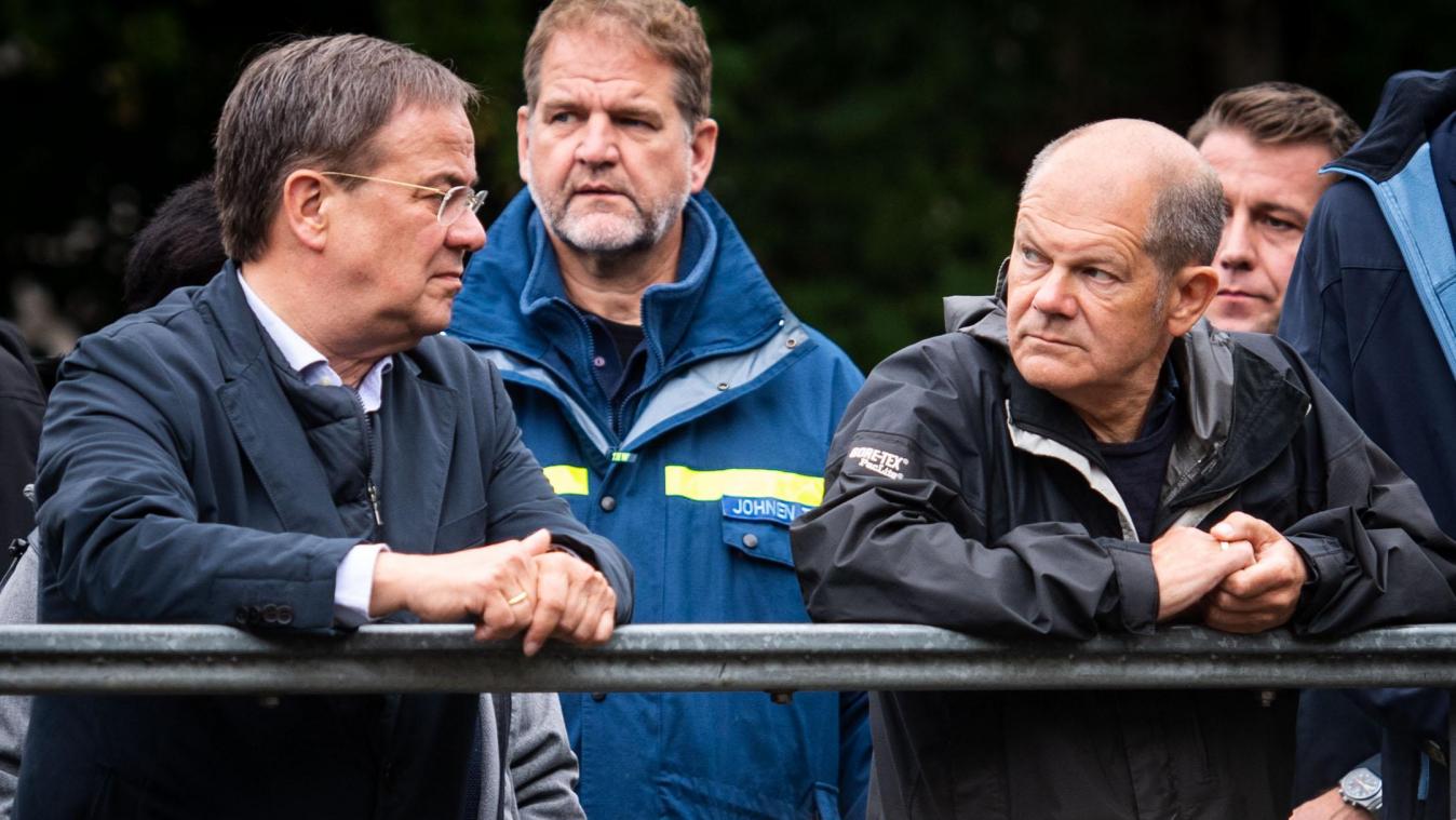 <p>Deutschlands Finanzminister Olaf Scholz (r.) und NRW-Ministerpräsident Armin Laschet machten sich am Dienstag ein Bild von der Lage und den Aufräumarbeiten nach dem Unwetter.</p>