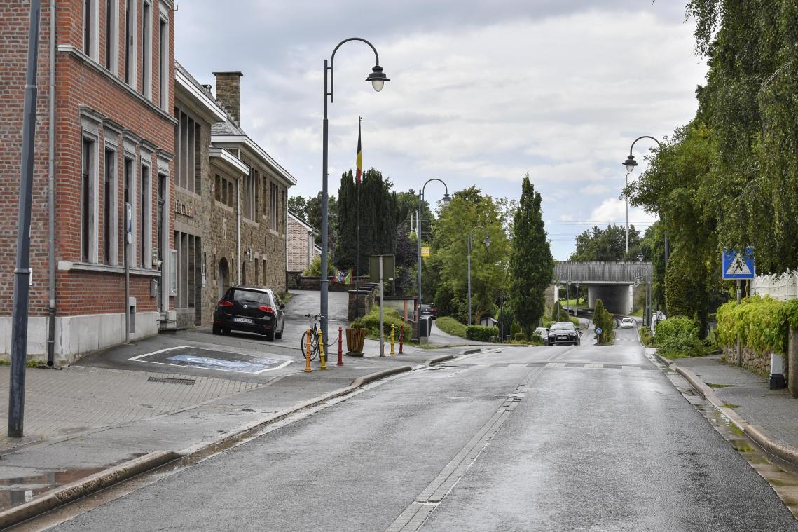 <p>Der Verkehr auf der Dorfstraße vor der Schule soll mit einer Ampelanlage geregelt werden.</p>