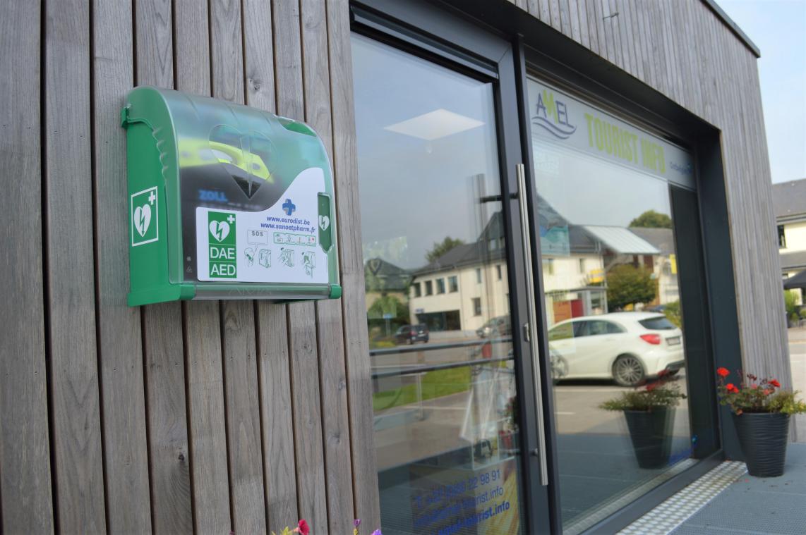 <p>Am Tourist-Info in Montenau hängt der Defibrillator an der Außenwand neben dem Eingang.</p>