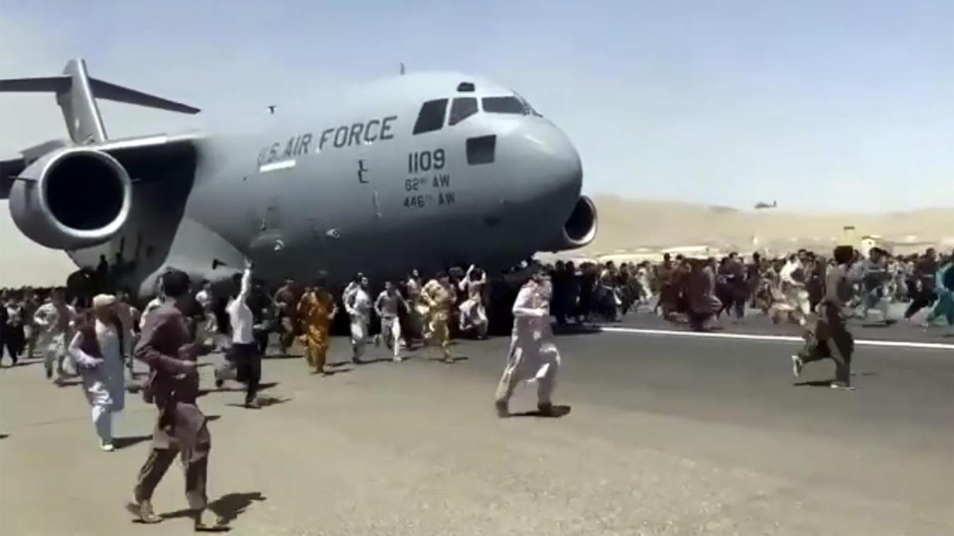 <p>Menschen am Flughafen Kabul versuchen, ein Flugzeug der US Air Force am Starten zu hindern oder sich an den Seiten des Flugzeuges festzuhalten. Nach der Übernahme Kabuls durch die Taliban spielten sich am Flughafen dramatische Szenen ab.</p>