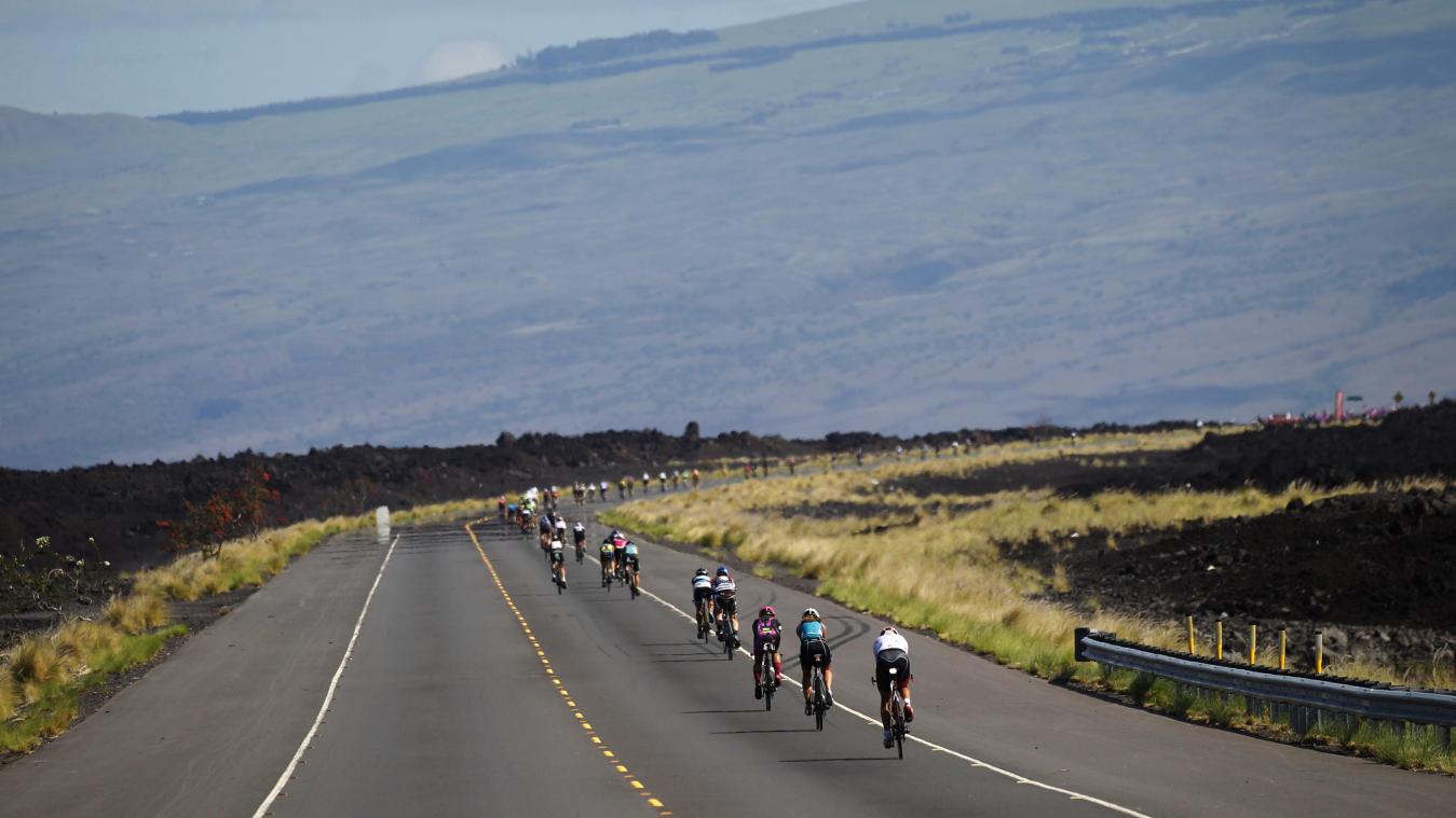 <p>Ein Schnappschuss aus dem Jahr 2017: Atheleten beim Radrennen während des Ironman Triathlons in Kailua-Kona auf Hawaii - im Hintergrund ist der Vulkan Mauna Loa zu sehen.</p>