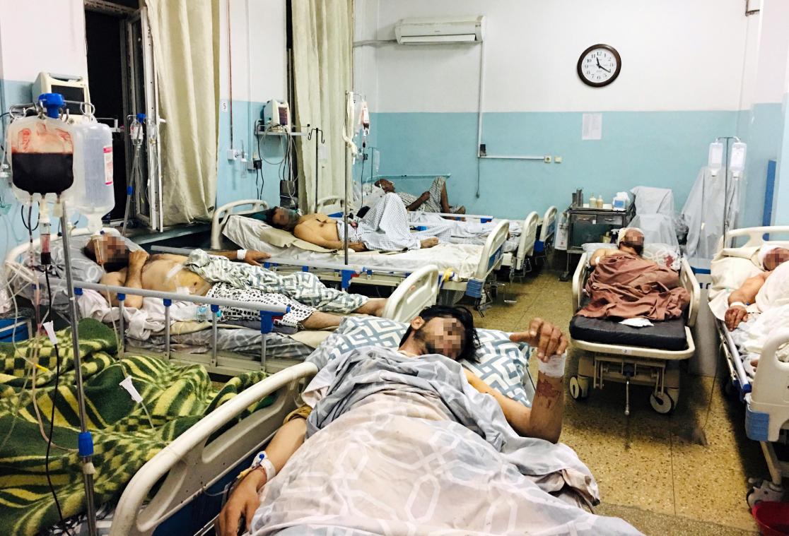 <p>Verletzte nach den Selbstmordattentaten in einem Krankenhaus nahe des Flughafens von Kabul. Nicht nur die Taliban diktieren das Geschehen, auch die Angst vor Terroisten vom IS oder Al-Qaida setzt den Rahmen für die chaotische Evakuierung des Westens aus Afghanistan.</p>