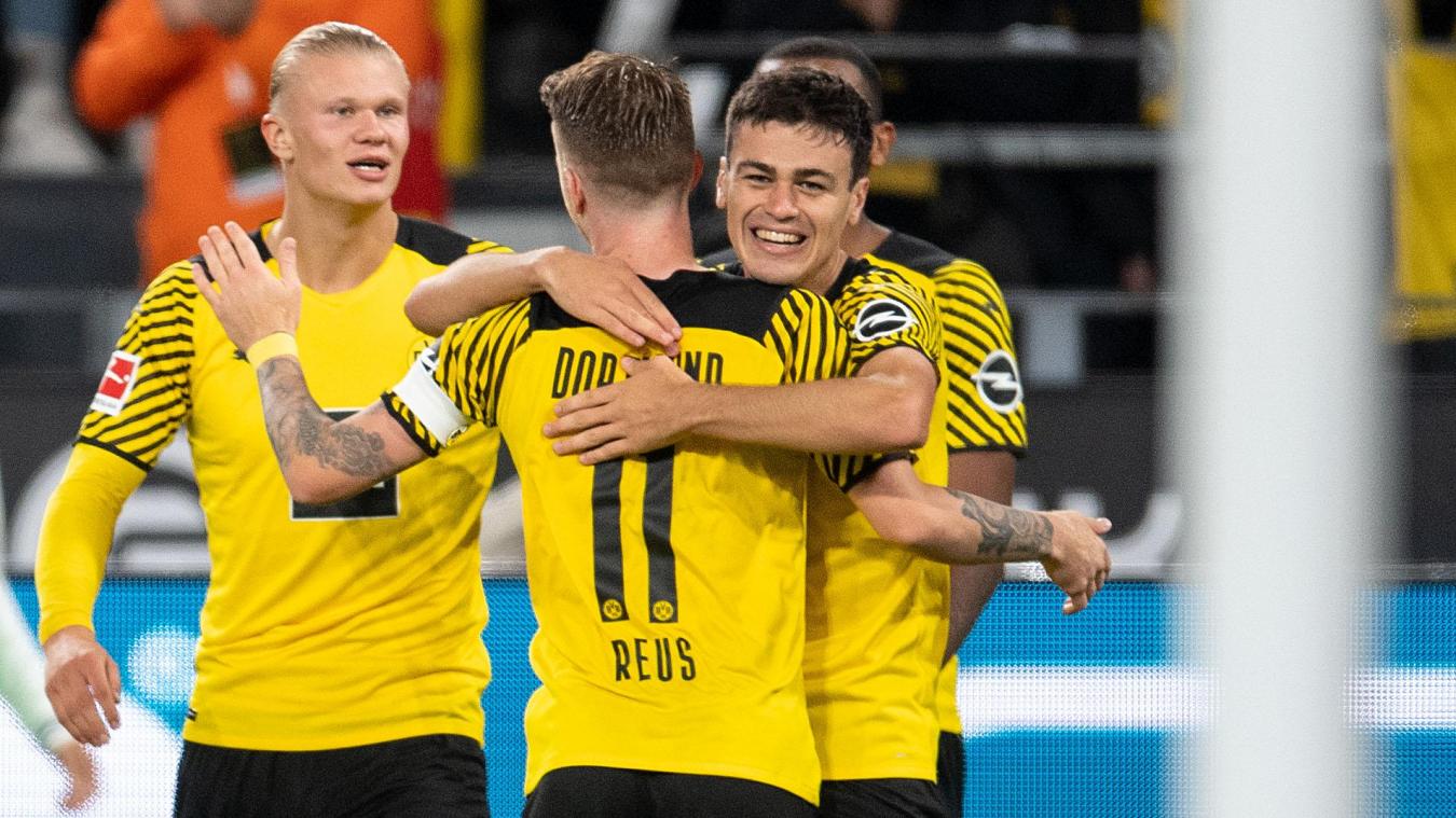 <p>Dortmunds Erling Haaland (l-r), Marco Reus und Torschütze Giovanni Reyna jubeln nach dem Treffer zur 1:0 Führung.</p>