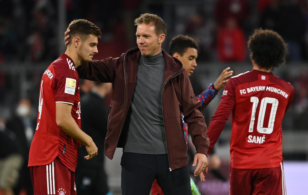 <p>Bayern-Trainer Julian Nagelsmann (M.) beglückwünscht Josip Stanisic (l.) und Leroy Sané zum nächsten Sieg. Im Hintergrund Jamal Musiala, der zu den Torschützen zählte.</p>