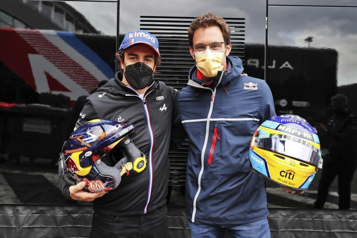 <p>Fernando Alonso und Thierry Neuville (r.) im Fahrerlager.</p>