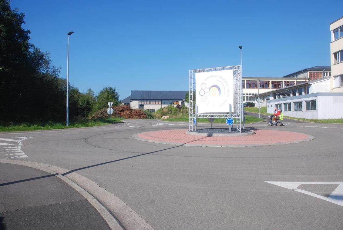 <p>Auf Höhe der Bischöflichen Schule könnte der neue Verbindungsweg auf die frühere Bahntrasse (links im Hintergrund) in den Kreisverkehr Klosterstraße einmünden.</p>