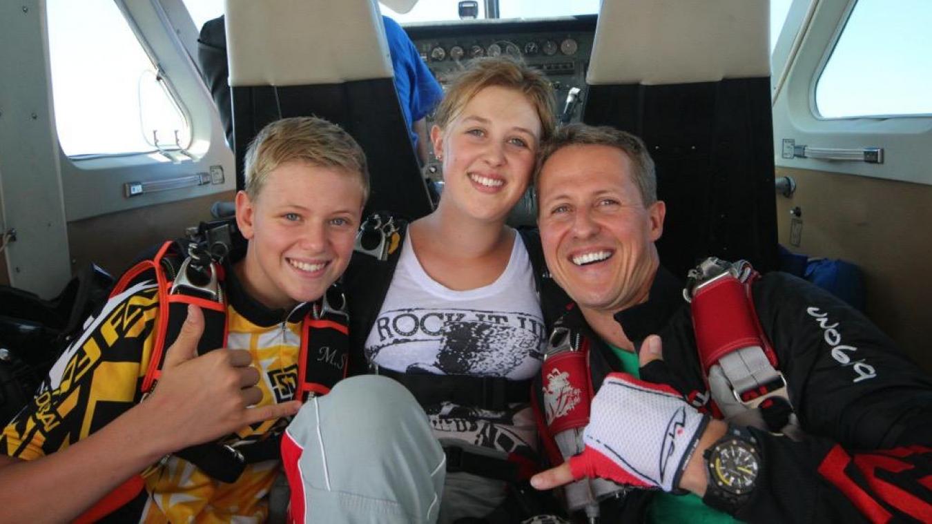<p>Der frühere Formel-1-Rennfahrer Michael Schumacher (r.) und seine Kinder Mick Schumacher und Gina-Maria Schumacher in einer Szene der Netflix-Dokumentation „Schumacher“. Der Film ist auch ein Geschenk seiner Familie an den Sport-Superstar, dessen Schicksal viele Menschen bewegt. Erstmals spricht seine Frau über die Zeit nach dem Skiunfall.</p>