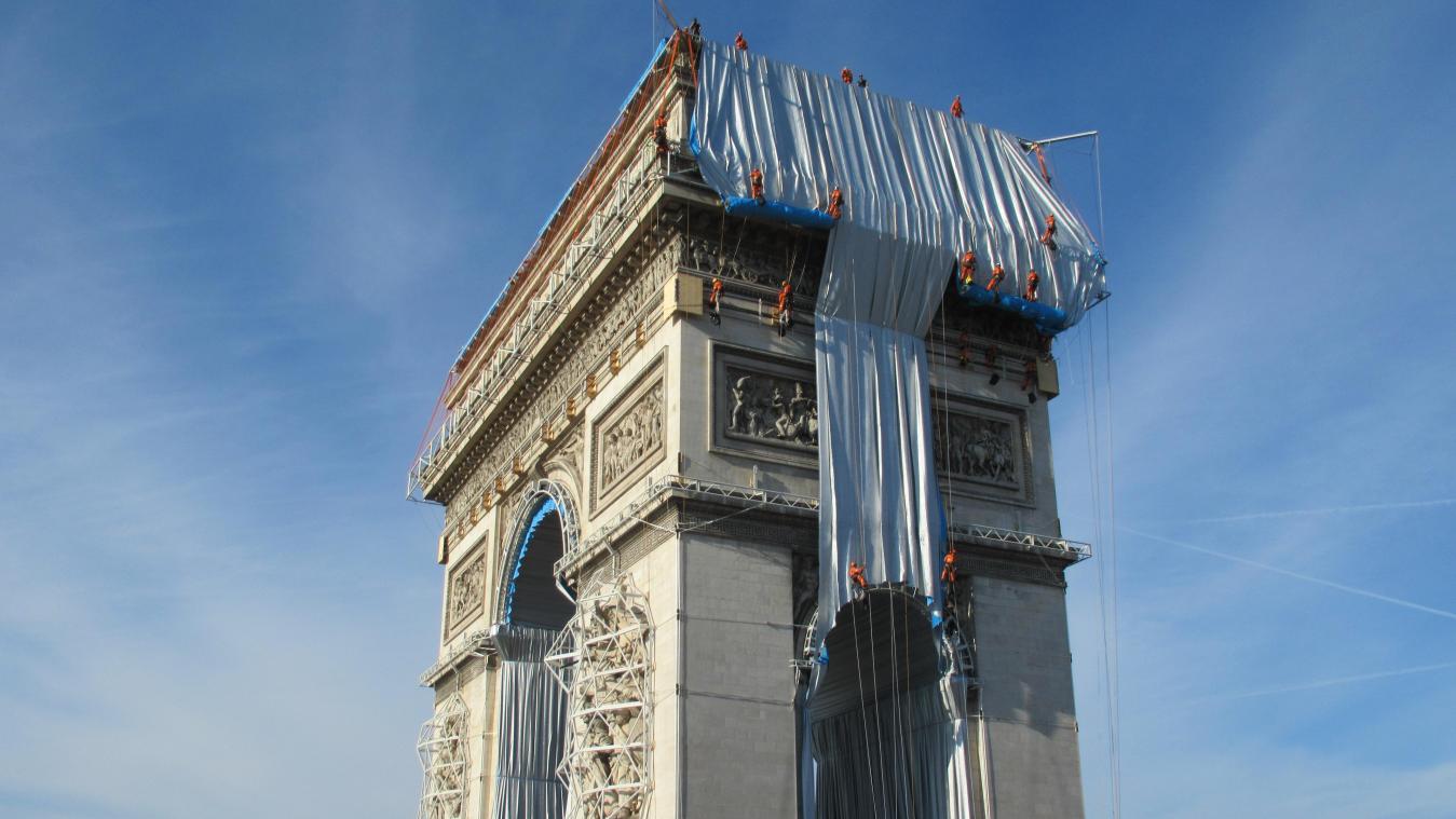 <p>Gebäudekletterer haben mit der Verhüllung des Triumphbogens (Arc de Triomphe) begonnen. Bis zum 18. September 2021 soll die Verhüllung vollendet sein.</p>