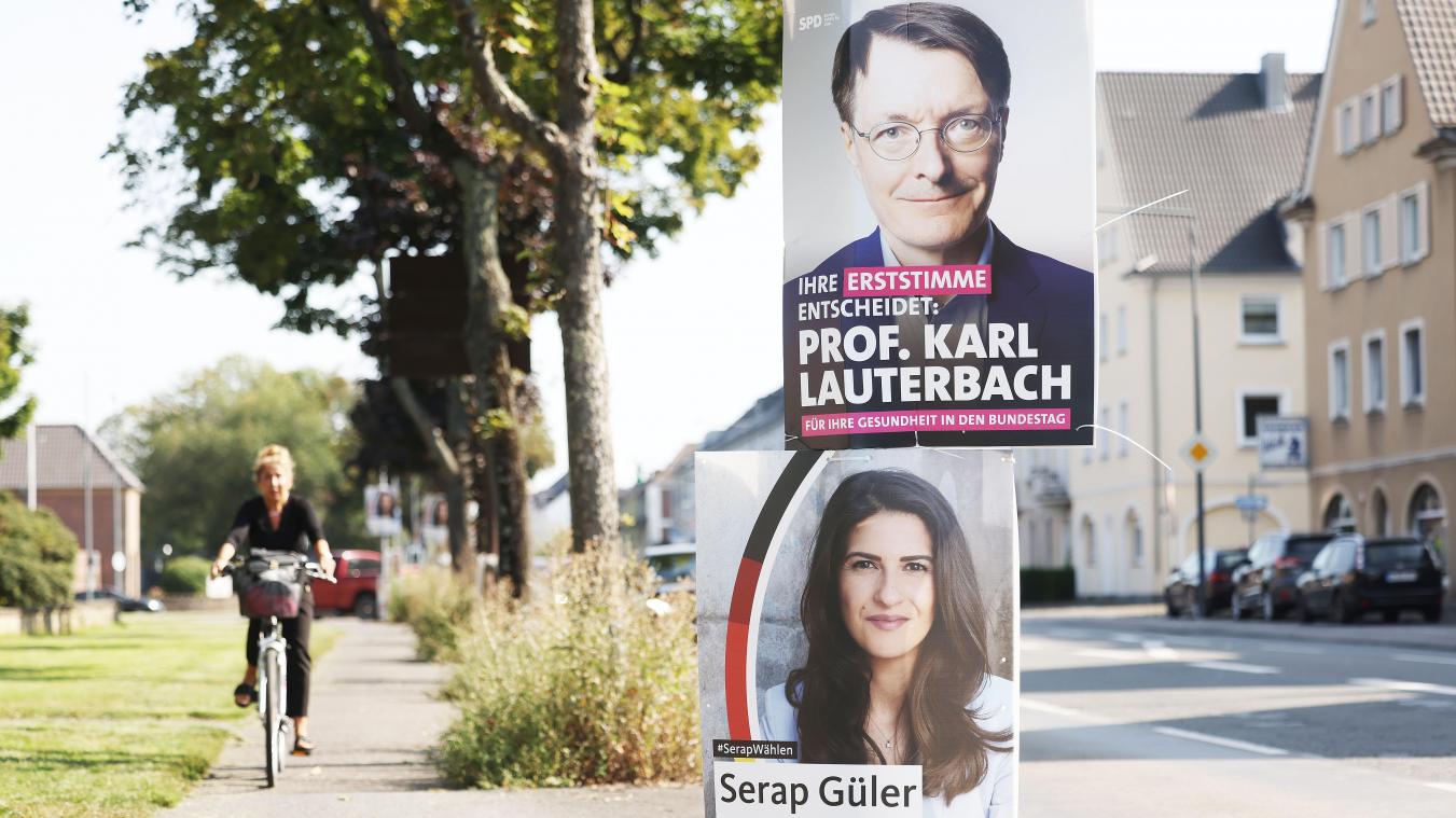 <p>Wahlplakate von Karl Lauterbach, Gesundheitsexperte der SPD und Direktkandidat für Wahlkreis Köln IV, und seiner Gegenkandidatin von der CDU, Serap Güter, hängen im Stadtteil Delbrück an der Strasse.</p>