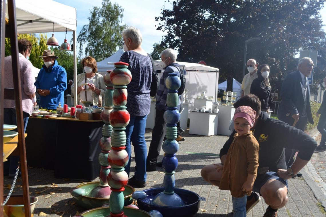 <p>Rund 5.000 Besucher kamen nach Raeren, um neueste Keramikkreationen zu bewundern und zu kaufen.</p>