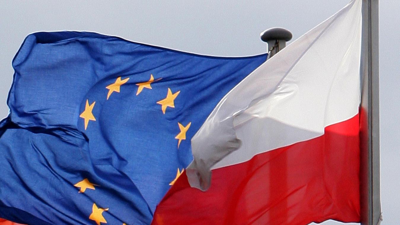 <p>Die Fahnen der Europäischen Union (EU) und von Polen wehen am deutsch-polnischen Grenzübergang.</p>