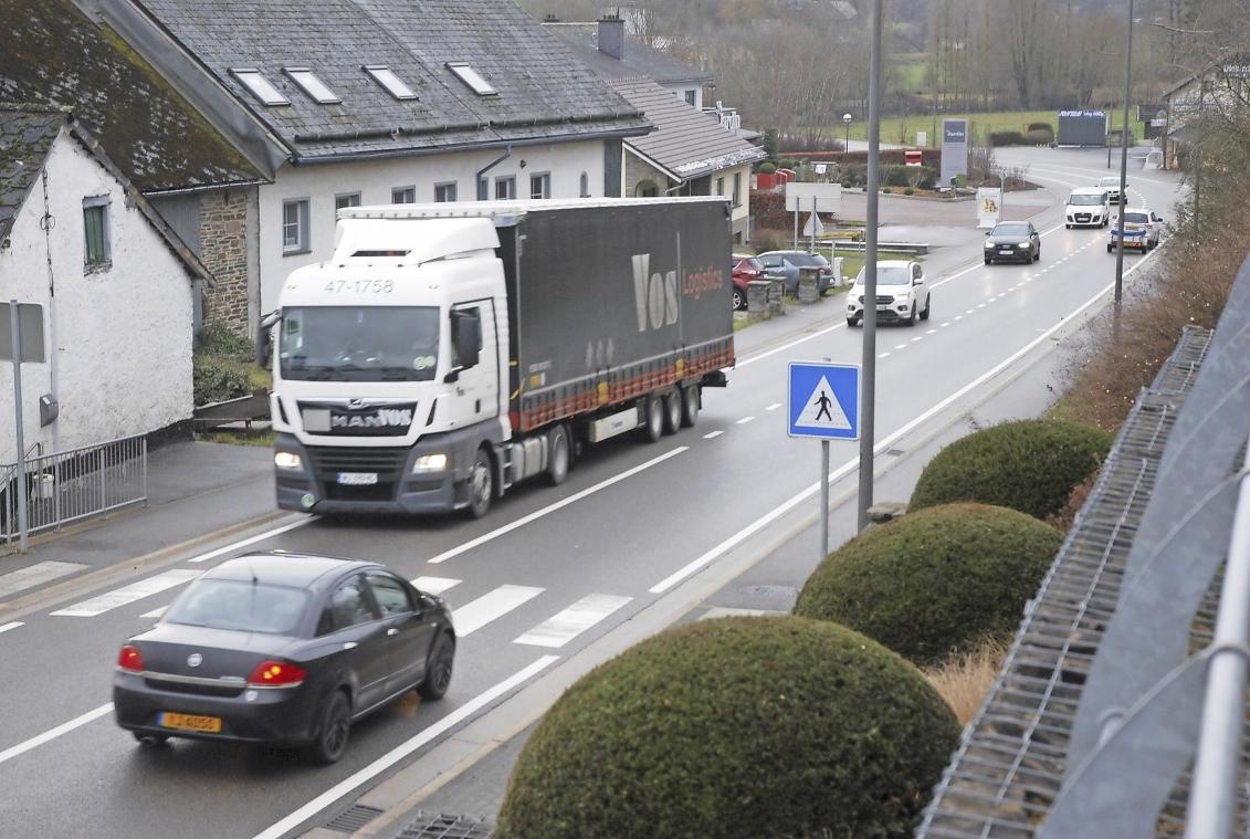 <p>Mehr als 10.500 Fahrzeuge fahren nach aktuellen Zählungen der Polizeizone Eifel an einem normalen Wochentag über die N 62 zwischen St.Vith und der luxemburgischen Grenze. Steigungen und Kurven machen die Strecke sehr unübersichtlich. In den Top Ten der unfallträchtigsten Abschnitte in der Eifel ist sie sechs Mal vertreten.</p>