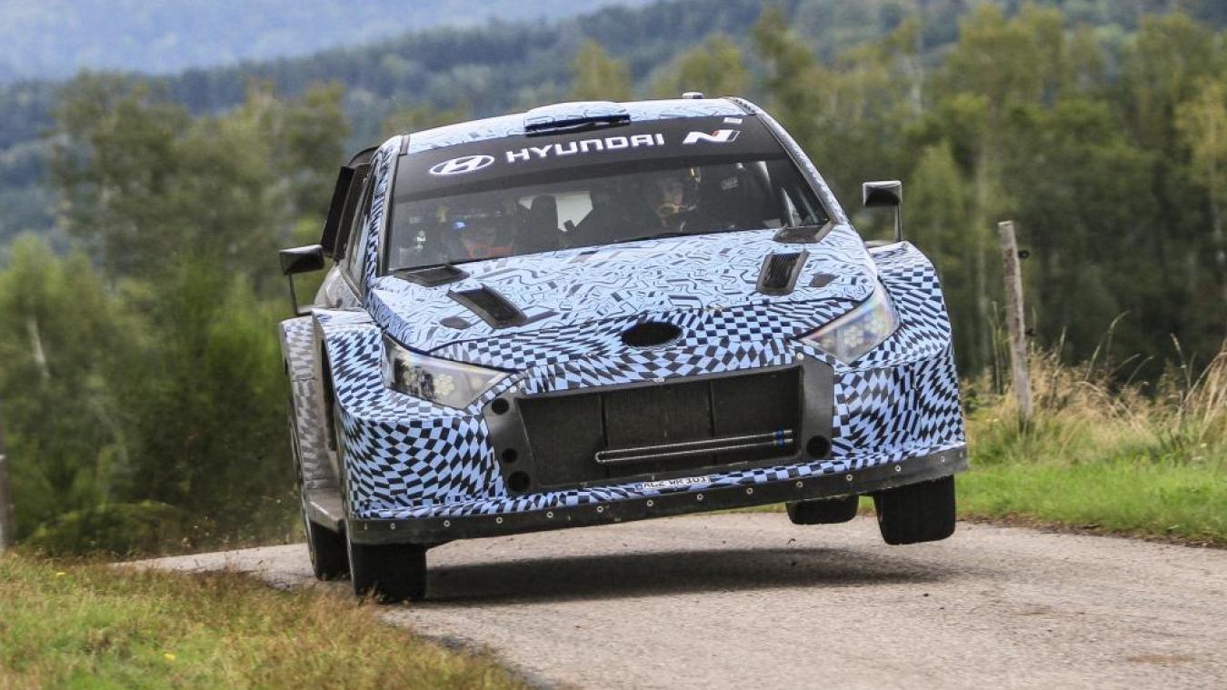 <p>Thierry Neuville und Martijn Wydaeghe testen das neue Hybrid-Rallyeauto von Hyundai.</p>