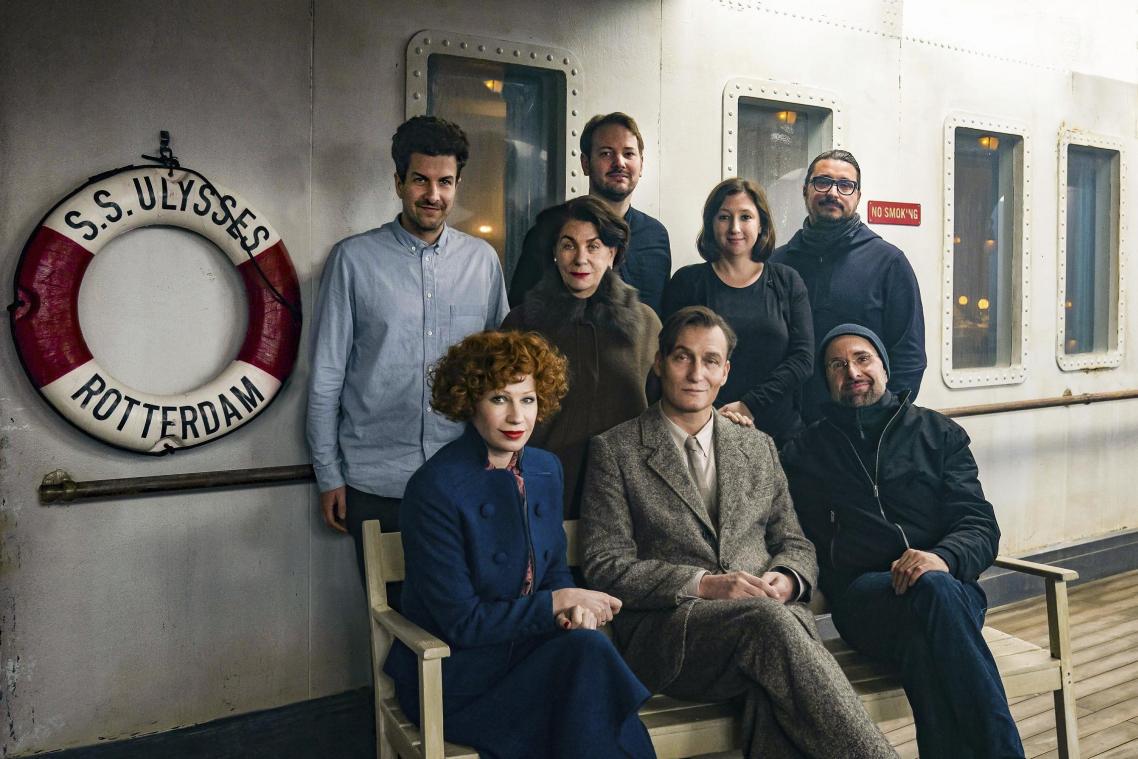 <p>Stefan Henkes hat als Setrequisiteur vor allem die Innenräume des Kreuzfahrtschiffes S.S. Ulysses Rotterdam gestaltet. Das Foto zeigt die Darsteller, Regisseur und Produzent „an Bord“.</p>