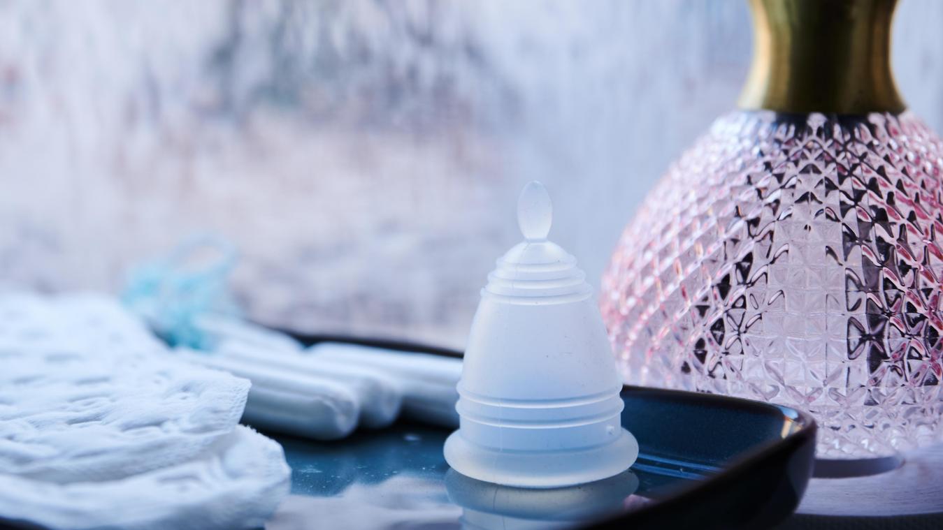 <p>Eine Menstruationstasse, Slipeinlagen und Tampons verschiedener Hersteller liegen in einem Badezimmer.</p>