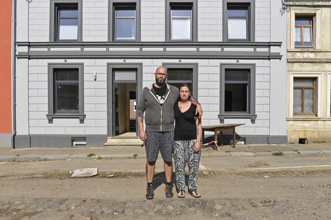 <p>Ihr Zuhause gleicht einem Rohbau: David Nols (38) und Véronique Mathie (37) können so schnell nicht wieder in ihr vom Hochwasser zerstörtes Eigenheim in der Eupener Unterstadt  zurückkehren. Sie haben auf unbestimmte Zeit eine vorübergehende Bleibe gefunden.</p>