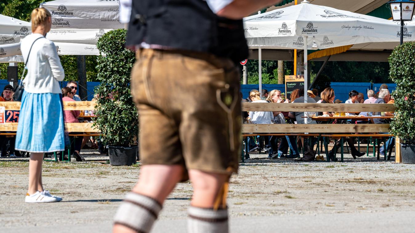 <p>Besucher in Tracht stehen auf dem Gelände des Straubinger Herbstfestes vor einem Biergarten: In Bayern finden neben der Wirtshauswiesn auch kleinere Volksfeste statt.</p>
