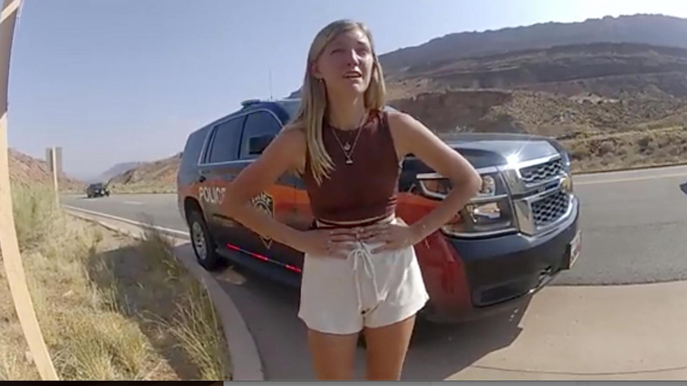 <p>Das Bild stammt aus dem Video der Bodycam eines Polizisten des Moab City Police Departments in Utah: Gabrielle „Gabby“ Petito spricht mit einem Ordnungshüter, nachdem dieser den Van, in dem sie mit ihrem Freund Brian Laundrie einen emotionalen Streit hatte, anhielt.</p>