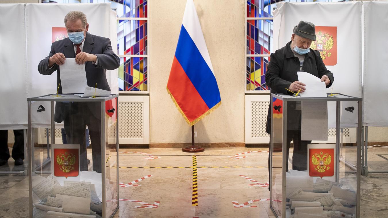 <p>Russische Bürger geben ihre Stimmzettel in einem Wahllokal während der Parlamentswahlen in der russischen Botschaft in Vilnius ab.</p>